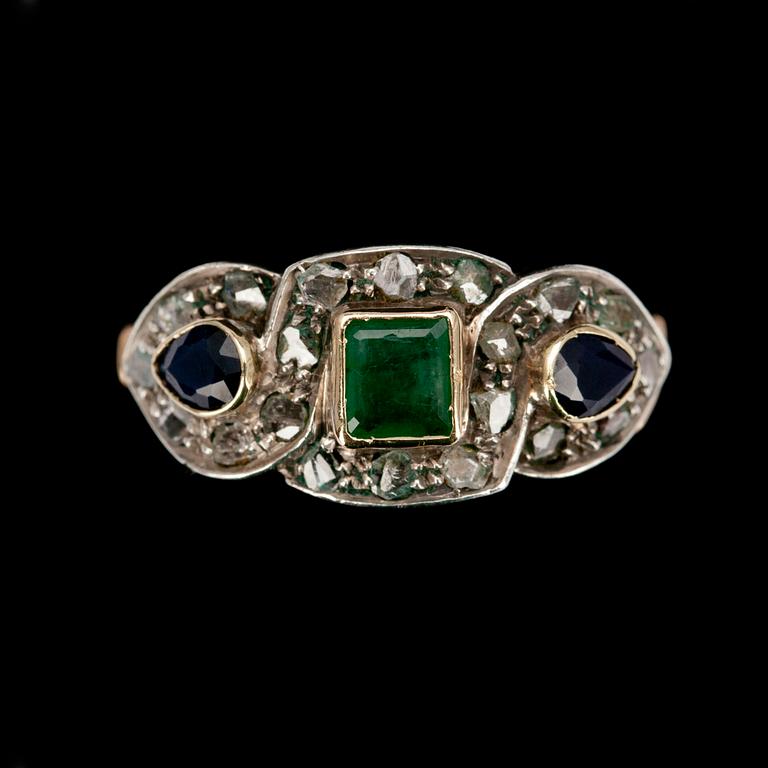 RING, guld 14K, smaragd, safirer och små rosenslipade diamanter. Otydliga stämplar. Vikt 3,8 g.