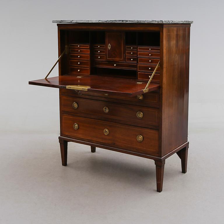 CHIFFONJÉ, sengustaviansk, tidigt 1800-tal.