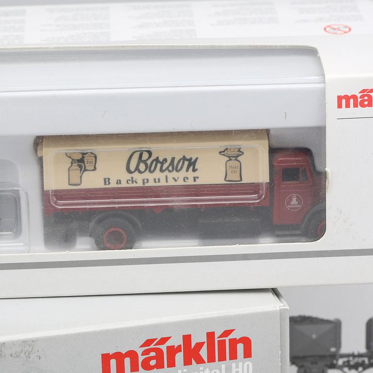 LOK 1 st, VAGNAR 8 st, samt STOLPVAGN MED LASTBIL, HO Märklin 37134, 46038, 46044, 46361,