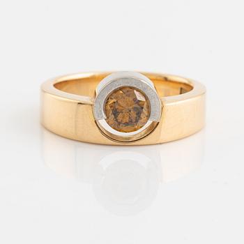 Ring, 18K guld med orangebrun briljantslipad diamant.