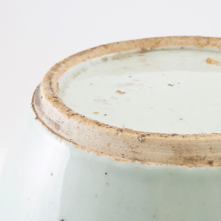 A Chinese jar with cover, 20th century.