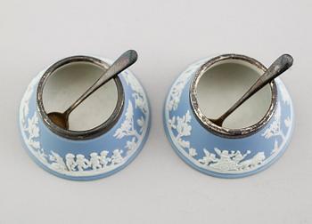 SALTKAR, 1 par, jasperware, Wedgwood, beslag av silver, Birmingham 1904 samt SALTSKEDAR, 1 par, silver, Sheffield 1929.