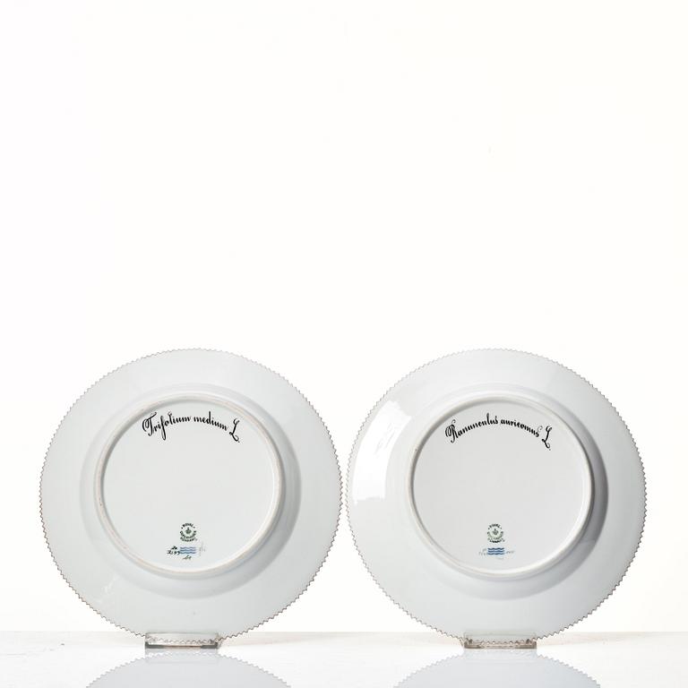 A set of 12 Royal Copenhagen 'Flora Danica' dinner plates, Denmark, 20th Century.