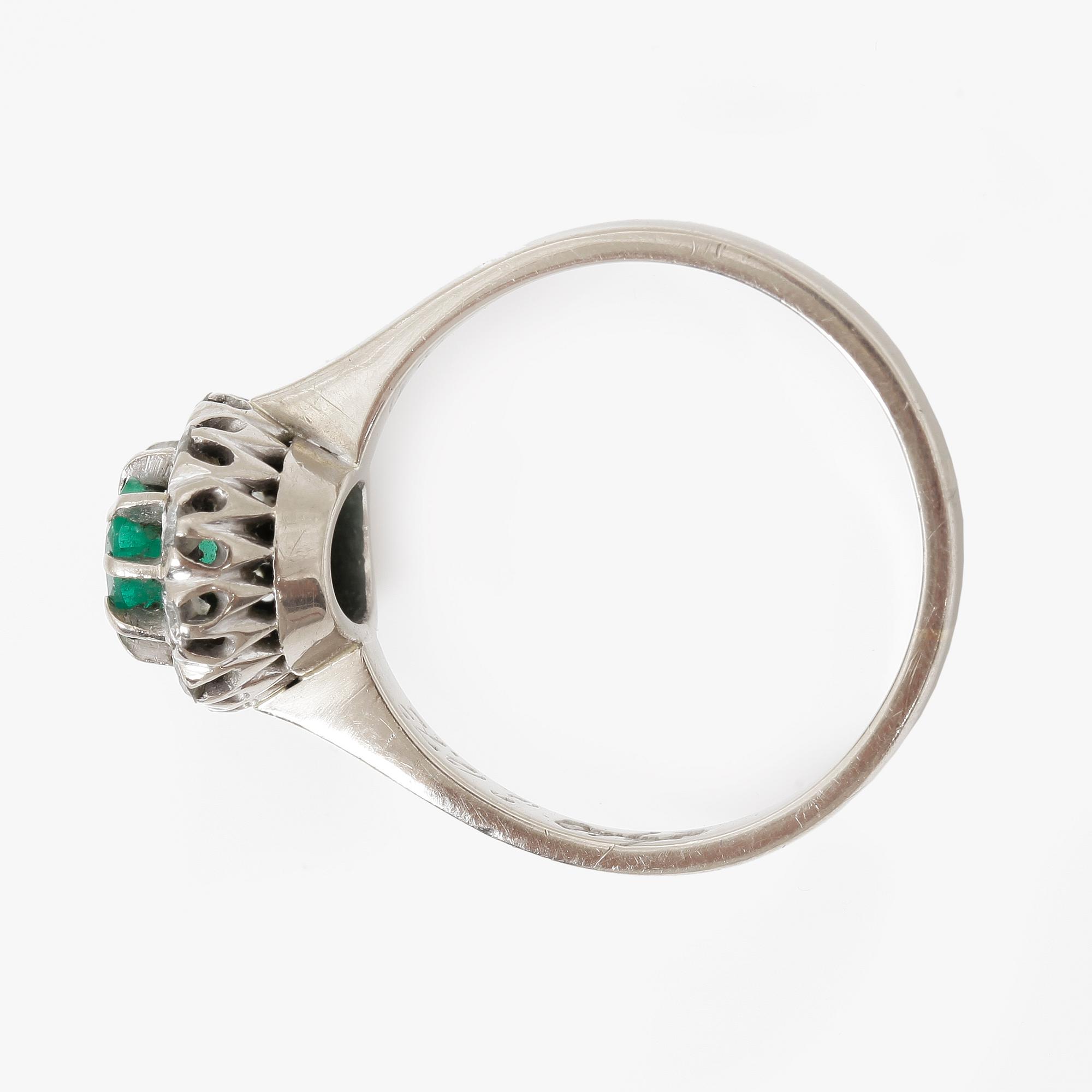 RING, vitguld 18K, diamanter och smaragd, Heribert Engelbert, Stockholm. Vikt ca 4 gram.