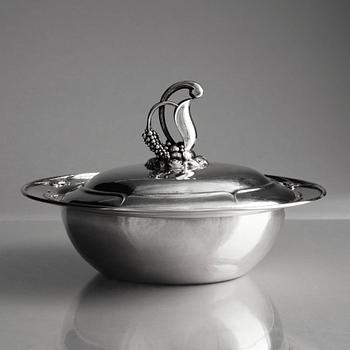 Johan Rohde, karott med lock, Firma Georg Jensen, Köpenhamn, 1915-1918, 830/ 1000 silver, design nr 228, svenska importstämplar GAB F.