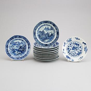 TALLRIKAR samt BÄRFAT, 37 st, kompaniporslin. Qingdynastin, 1700-1800-tal.