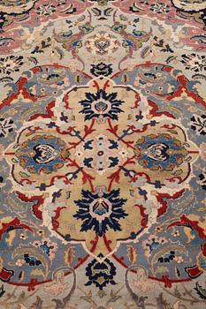 MATTO, semi-antique, Tabriz, ca 337,5 x 242,5 cm.