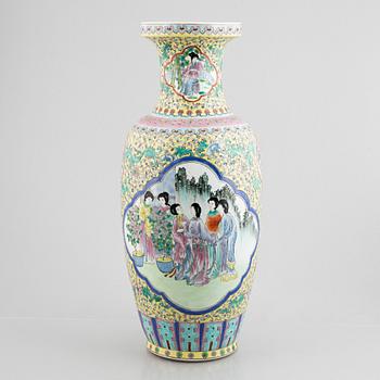 A Chinese porcelain vase, second half of te 20th century.
