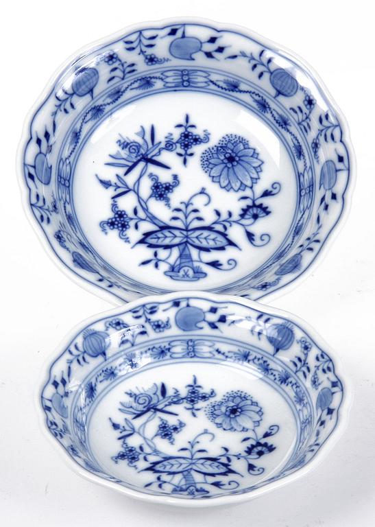 MATSERVIS, 87 delar, porslin, Meissen, lökmönstrad.