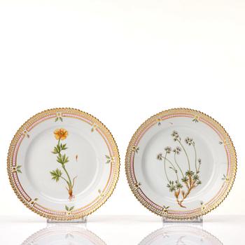 Assietter, 12 stycken, porslin. Royal Copenhagen, "Flora Danica", Danmark, 1900-tal.