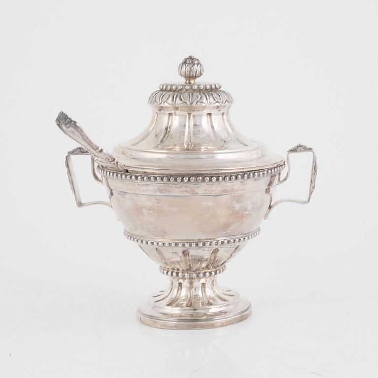 Sockerskål med lock, silver, Gustaf Möllenborg, Stockholm 1862.