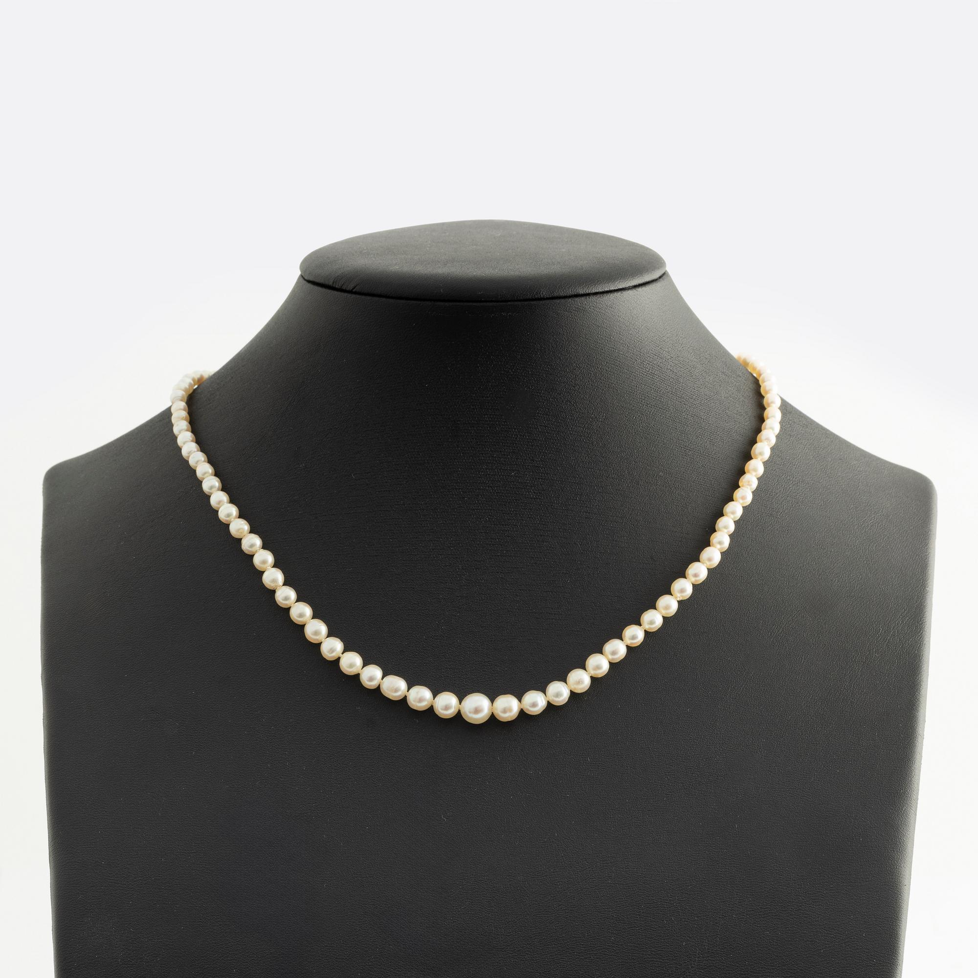 Pearl necklace, with graduated cultured pearls, clasp with emerald and rose-cut diamonds.