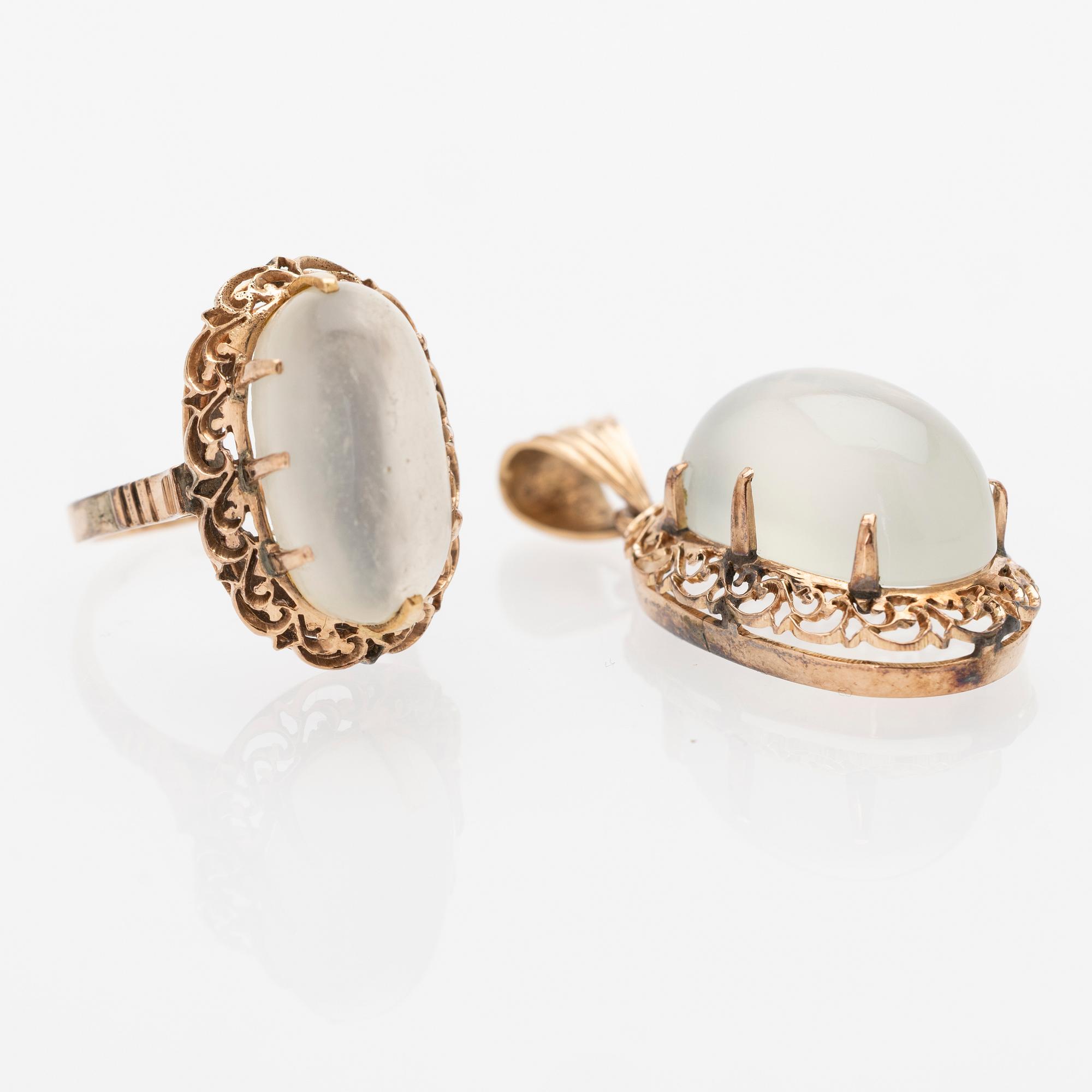 Ring and pendant in 14K gold with cabochon-cut moonstones.