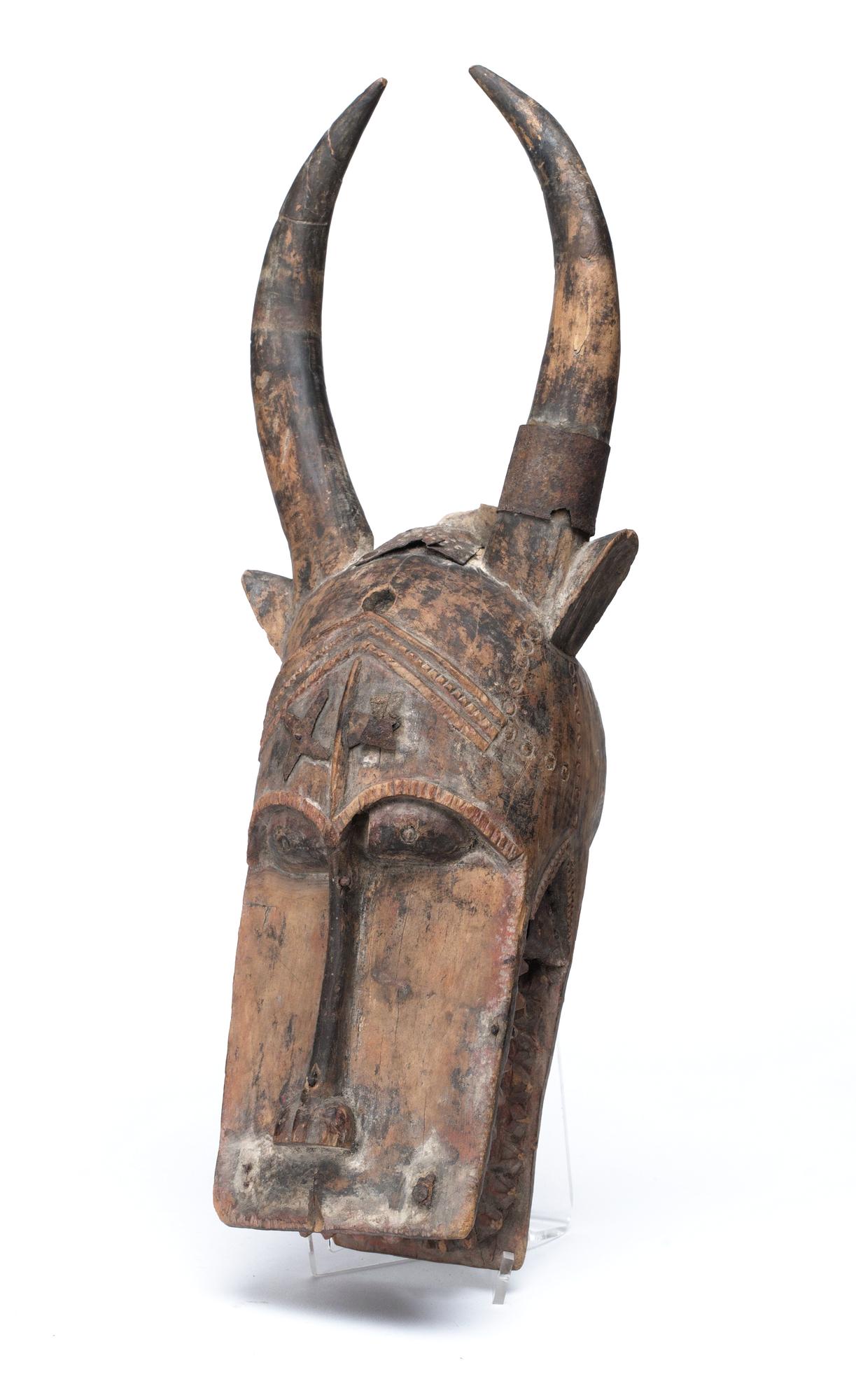 HUVUDPRYDNAD. Buffelhuvud. Trä och metall. Senufo-stammen. Côte d'Ivoire (Elfenbenskusten) 1940-tal. Höjd 42,5 cm.