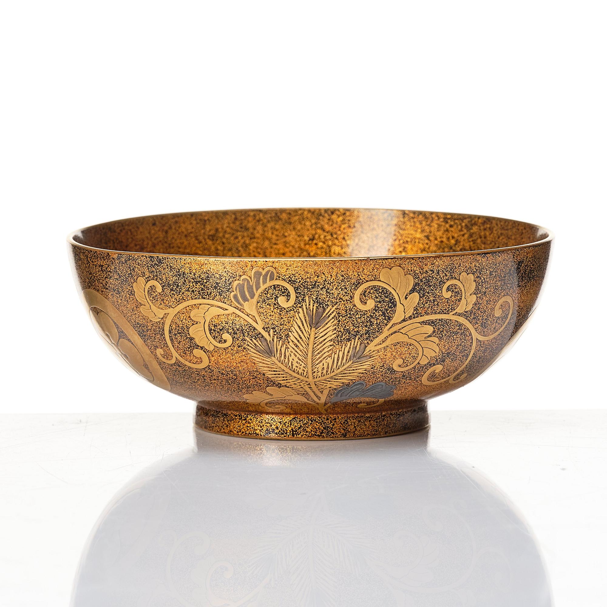 A Japanese lacquered bowl, box with cover and handle, 19th Century.
