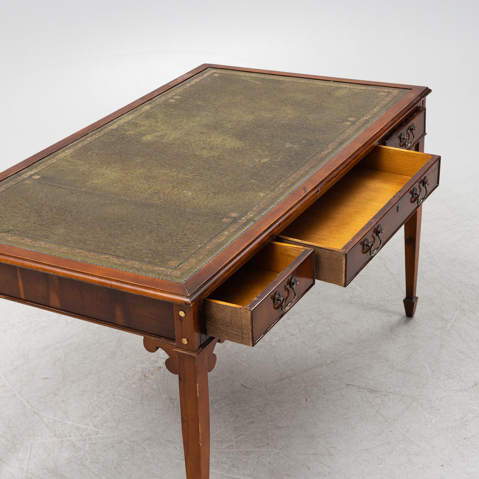 A Georgian style yew writing desk with leather top. - Bukowskis