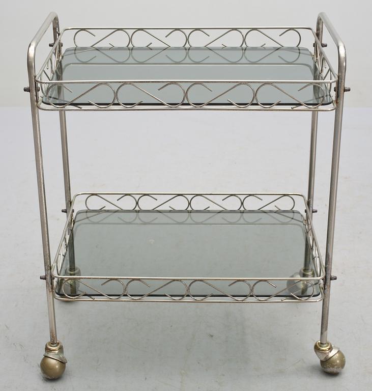 SERVERINGSVAGNAR, ett par, 1900-talets andra hälft.