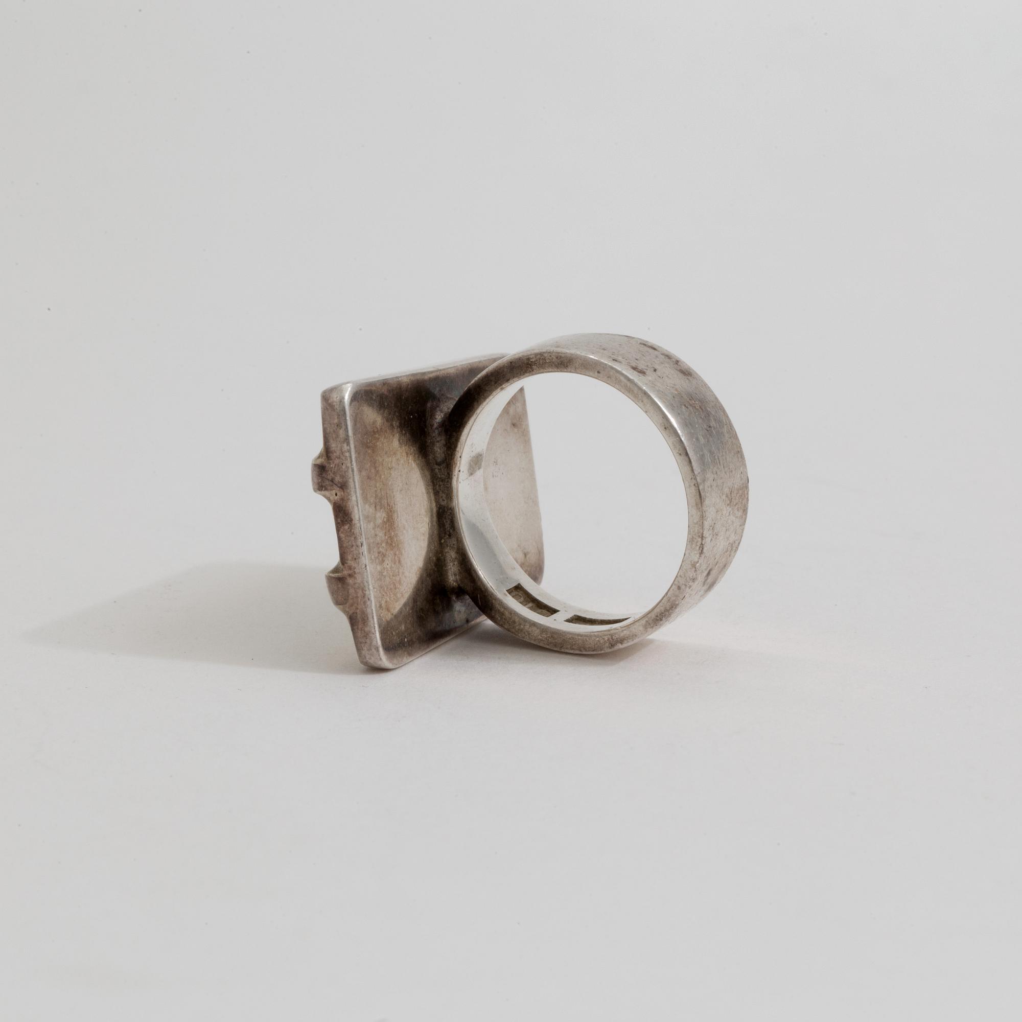 A ring by Sven Erik Högberg, Göteborg, 1994.