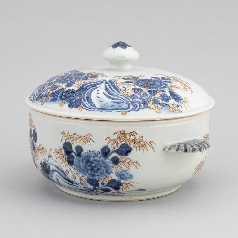 A Chinese blue and white porcelain tureen with cover and dish, Qing dynasty, Qianlong (1736-95).