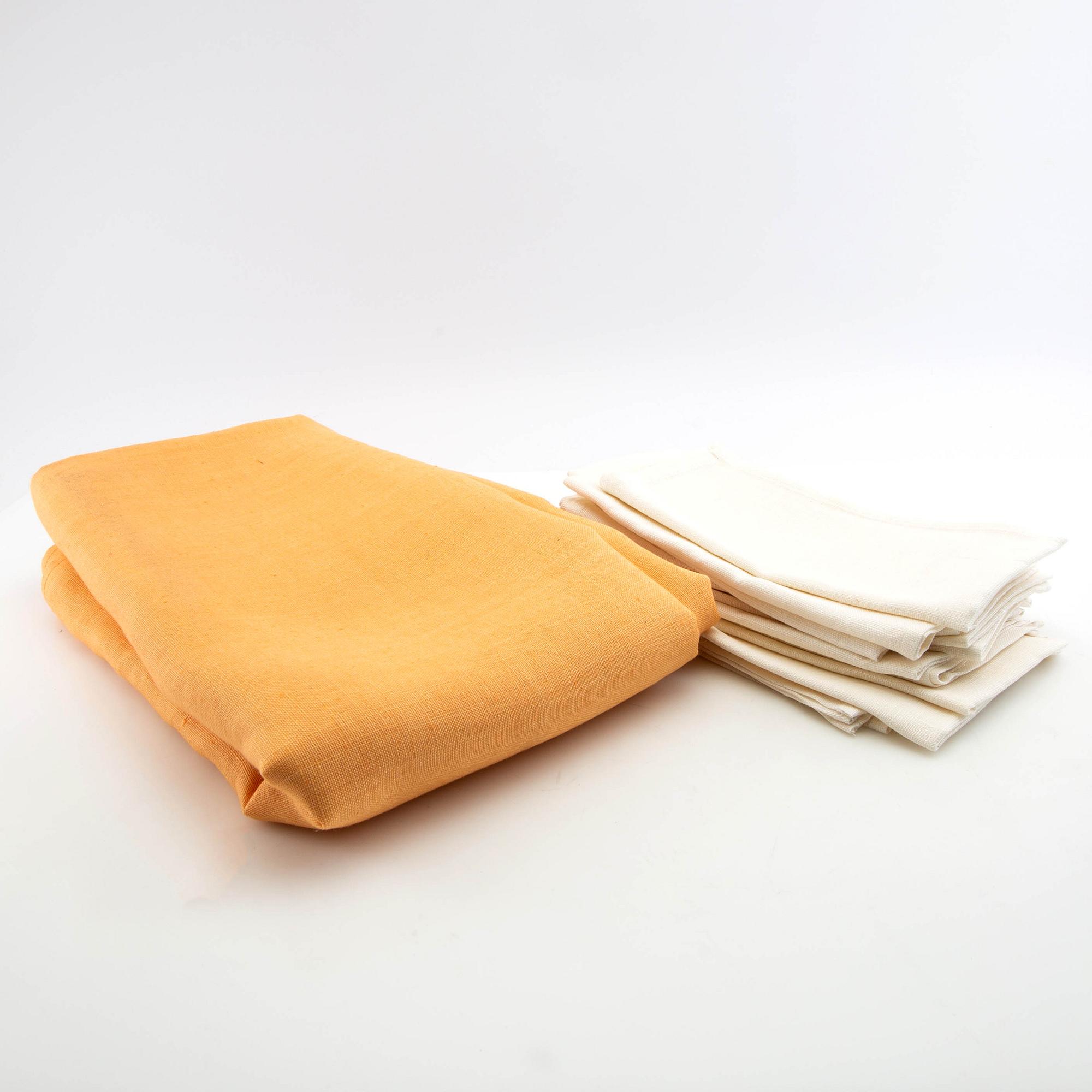 Duk och servetter, 12 st, linne ca 47x47 samt ca 334x148 cm (enligt uppgift).