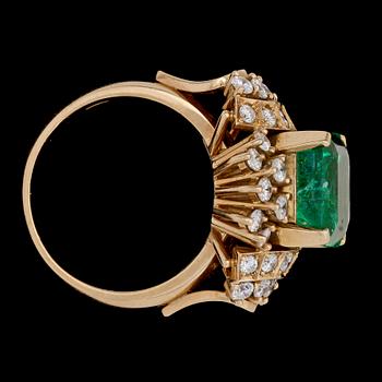 An emerald, app 5 cts, and brilliant cut diamond ring, tot. app. 1.20 cts.