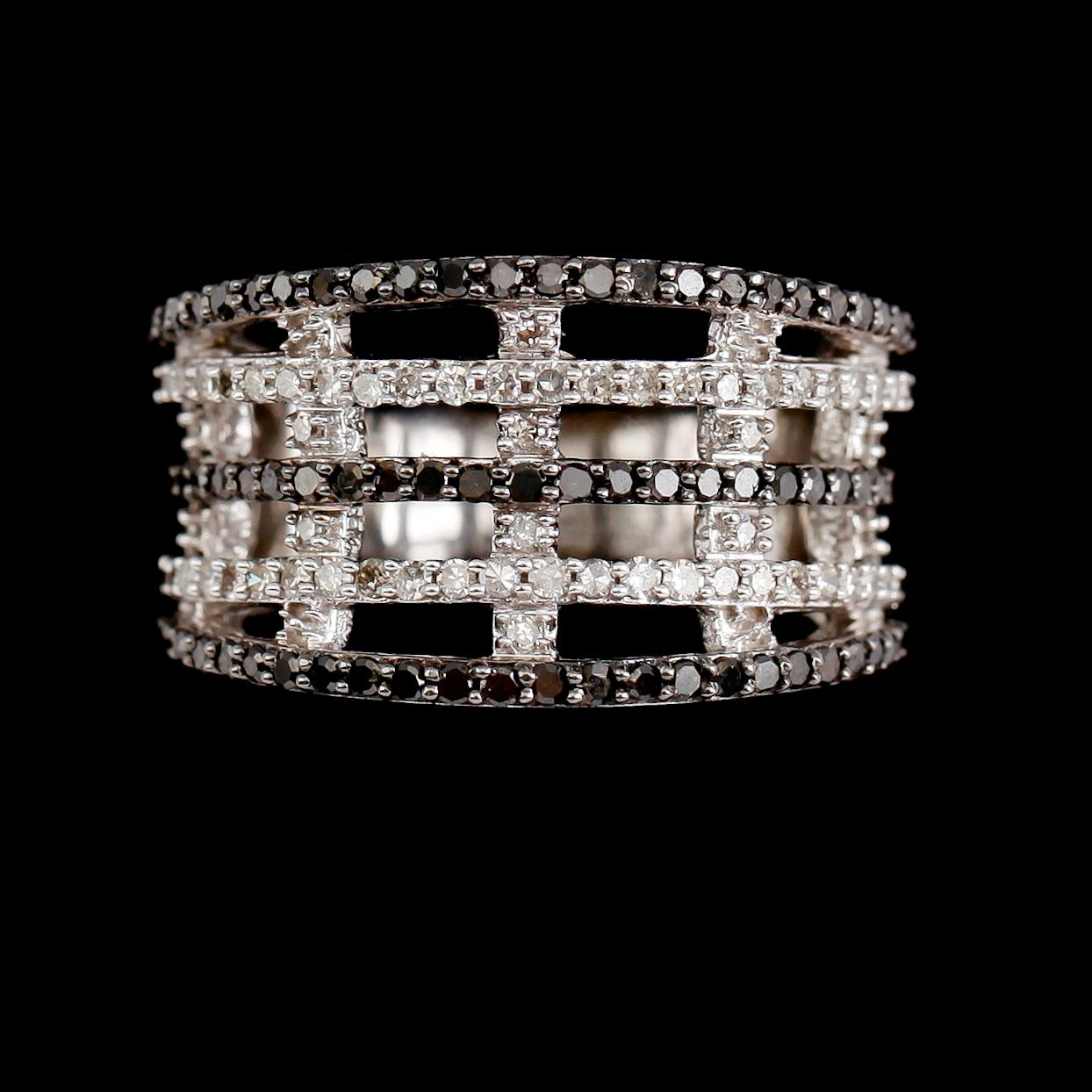 RING, 10 k guld, briljantslipade diamanter tot ca 1.00 ct.
