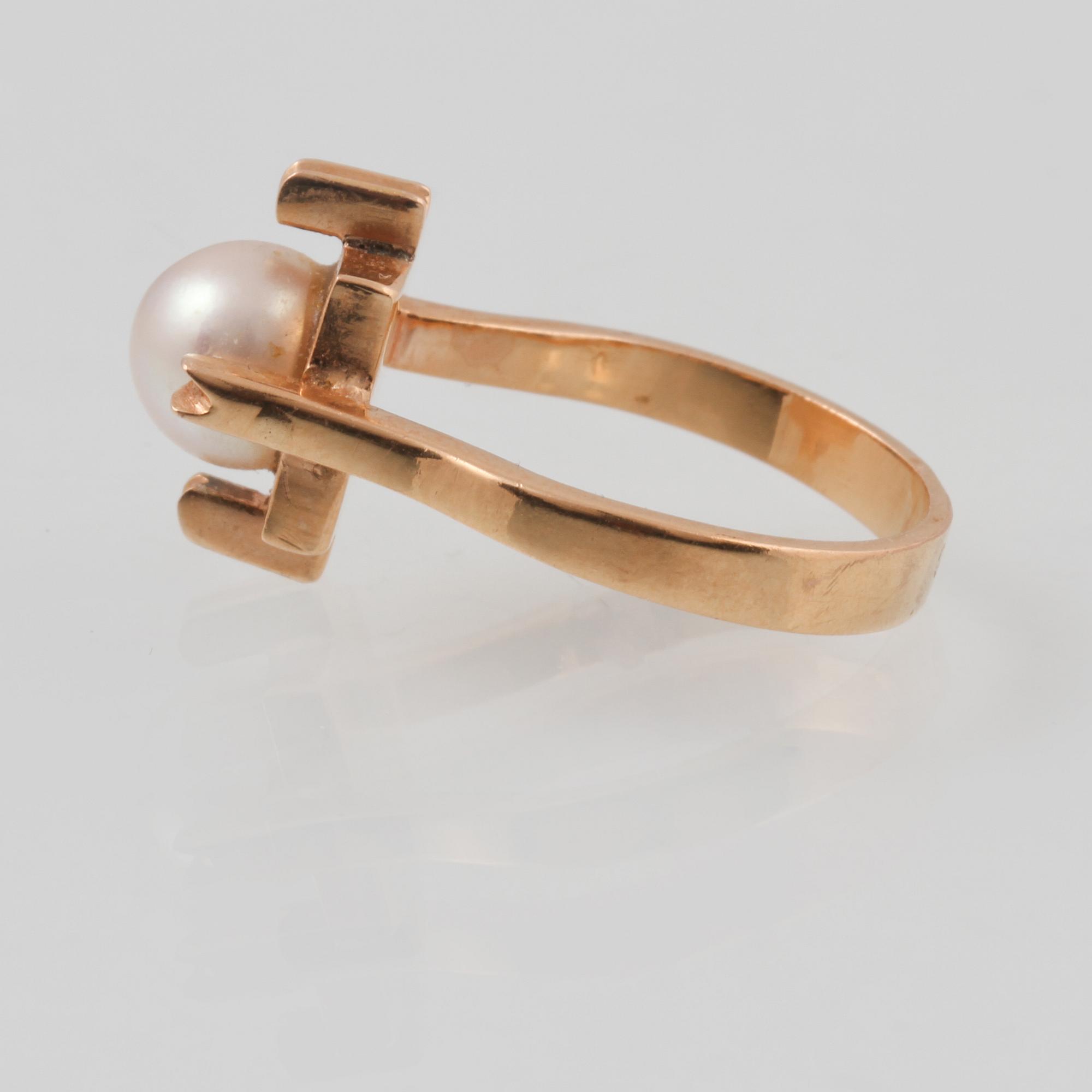 RING, 18K guld med odlad pärla, utländsk stämpel. Vikt 5,8 gram.