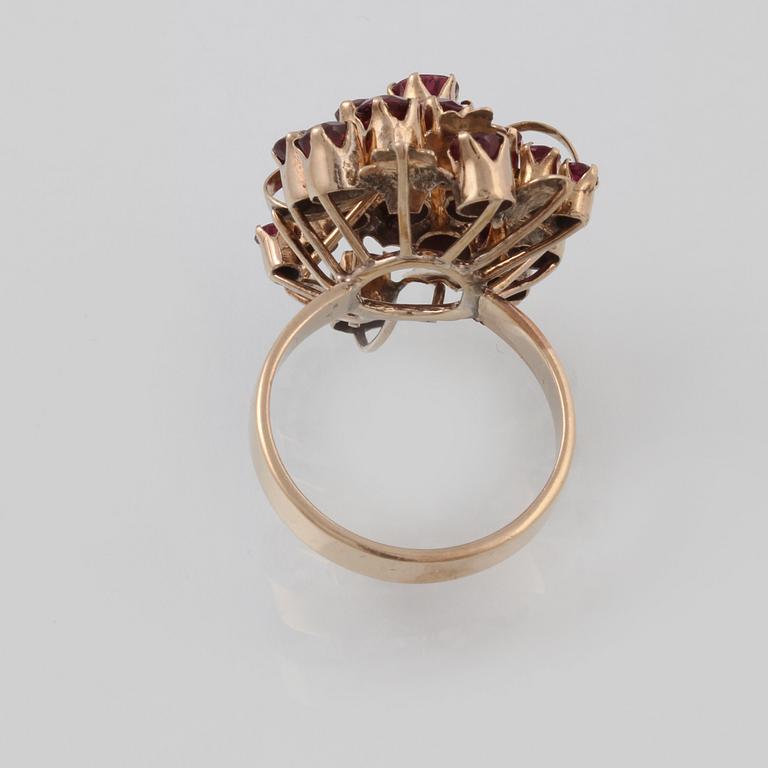 RING, 18K guld med 19 fasettsliapde rubiner. Vikt 5,6 gram.