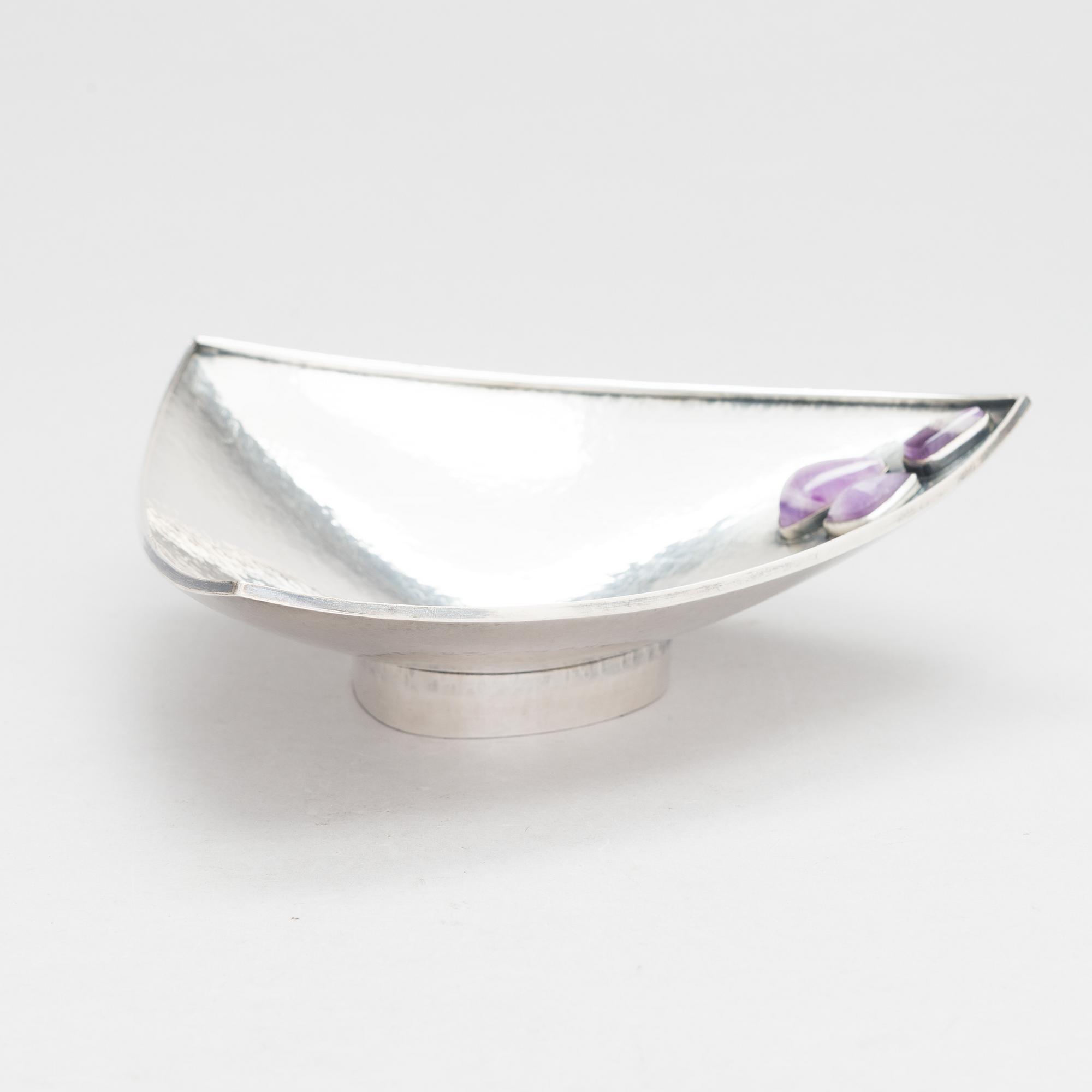 Reijo Sirkeoja, a silver bowl with amethysts, Hopeataidetakomo, Tampere 1962.