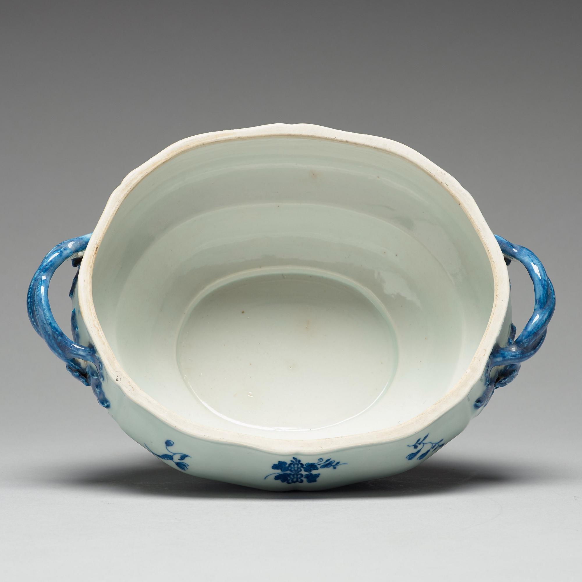 A blue and white tureen with cover, Qing dynasty, Qianlong (1736-95).