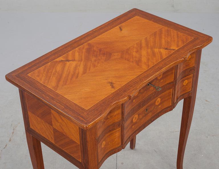 BYRÅ, gustaviansk stil. 1900-tal.