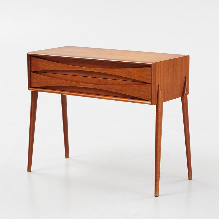 Rimbert Sandholdt, teak bedside table
AB Glas &Trä Hovmantorp, 1959.