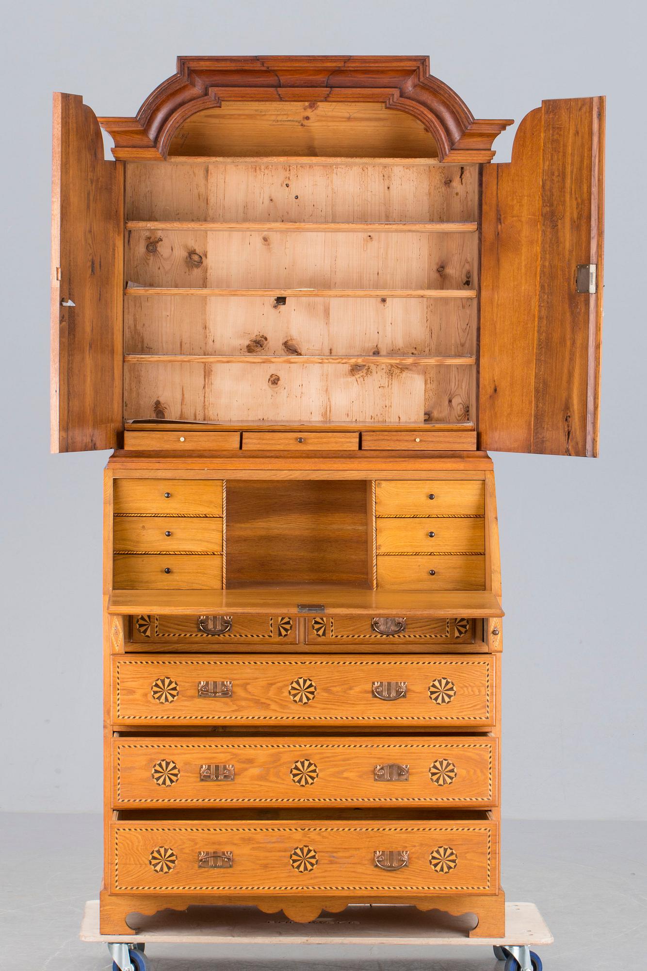 SKRIVSKÅP, barock/barockstil, bär årtal 1727 samt 1921.