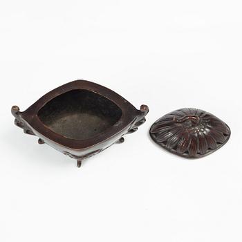 A Japanese bronze censer, Meiji (1868-1912).