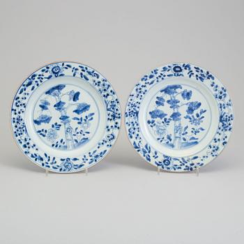 A pair of blue and white dishes, Qing dynasty, early 18th Century.