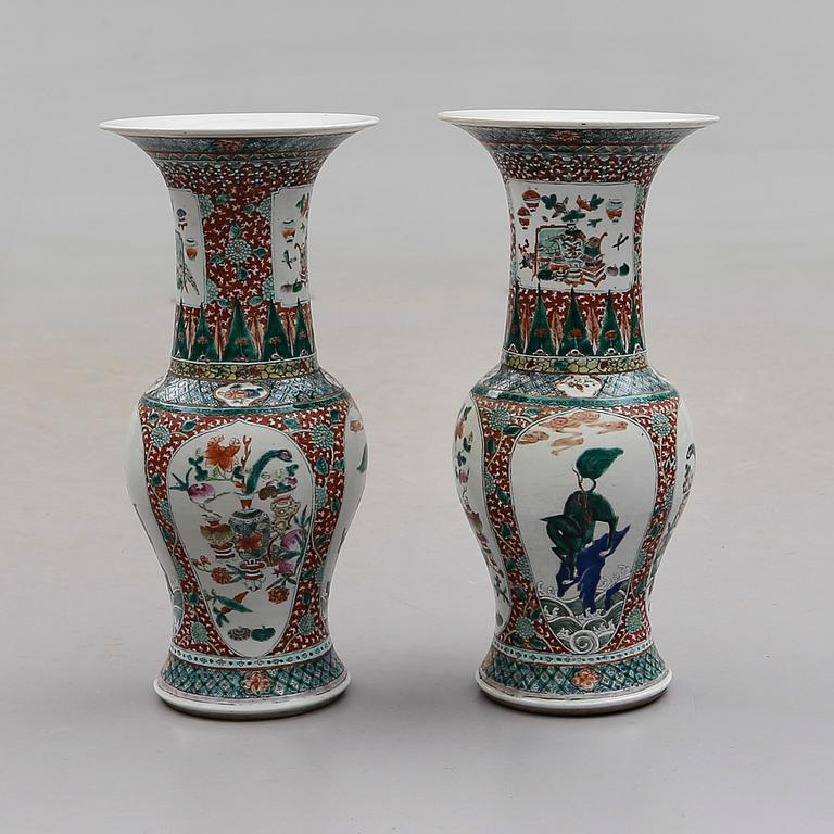 VASER, 1 par, porslin, Kina, Kangxistil, tidigt 1900-tal.
