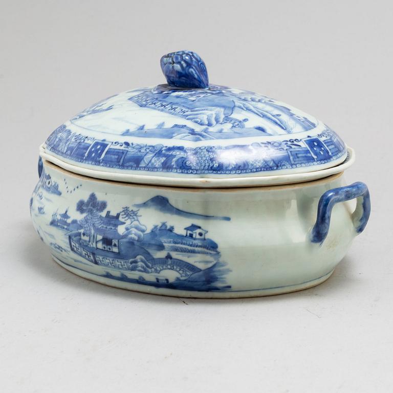 A blue and white tureen with cover, Qing dynasty, Qianlong (1736-95).