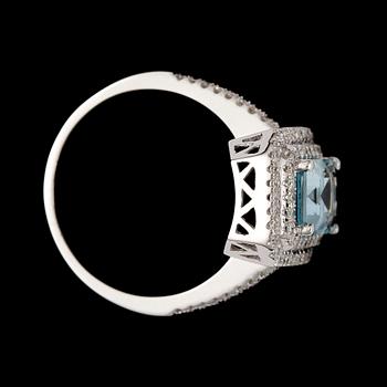 RING, 14k vitguld med akvamarin och små briljantslipade micropavé infattade diamanter. Vikt ca 3,2 gram.