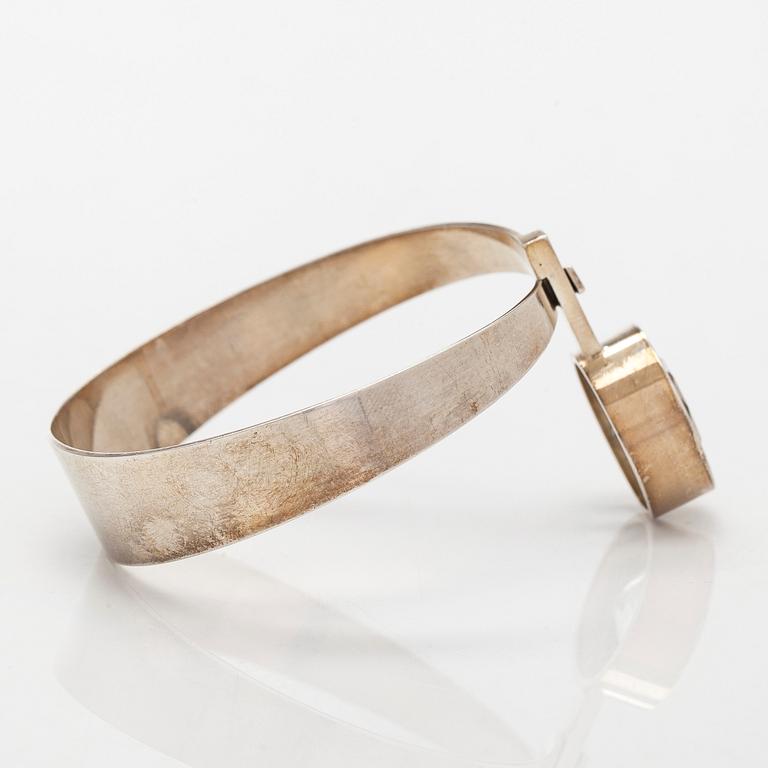 Elis Kauppi, armring, sterlingsilver med fasettslipad bergkristall. Kupittaan Kulta, Åbo.