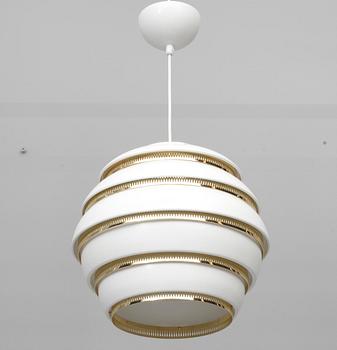 TAKLAMPA, A331 "Bikupa". Målad plåt och mässing, Alvar Aalto, Artek. 1900-talets senare hälft.