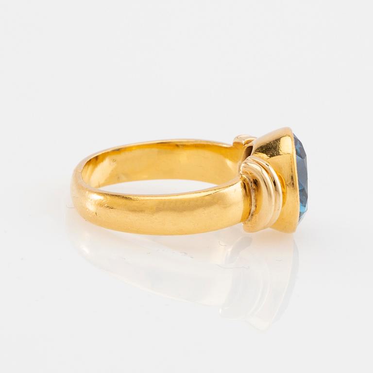 Ring 18K guld med fasetterat blått glas.