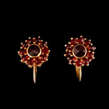 HALSBAND, RING SAMT ÖRHÄNGEN, 1 par, infattade med granater, 1900-talets mitt.