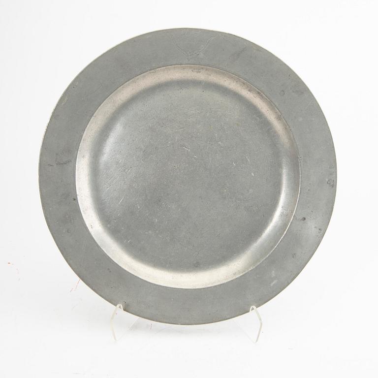 An English 18th/19th century pewter plate.