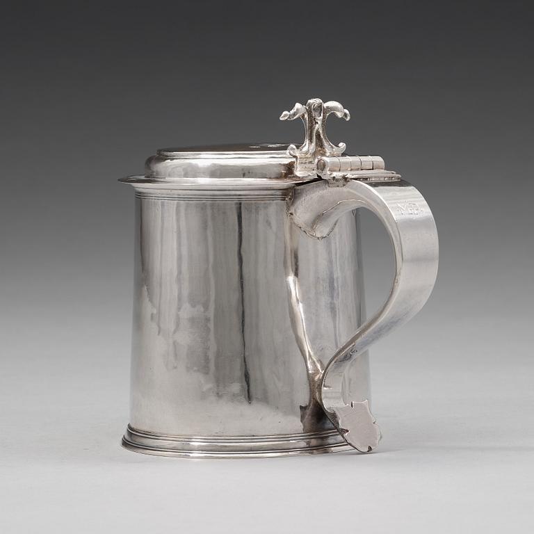 An English 17th century silver tankard, mark of John Jackson, London 1689.