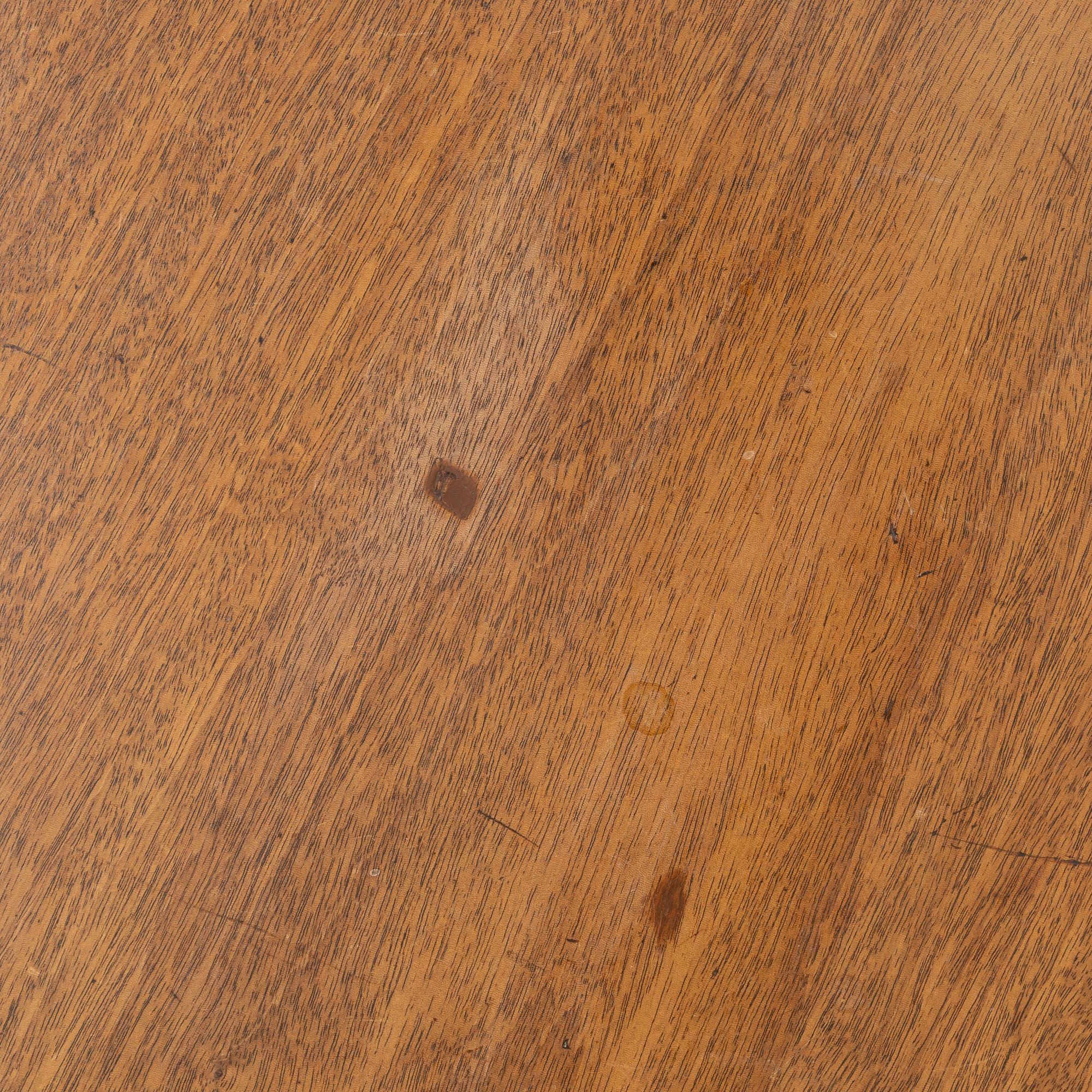 A dining table, England, 19th century.