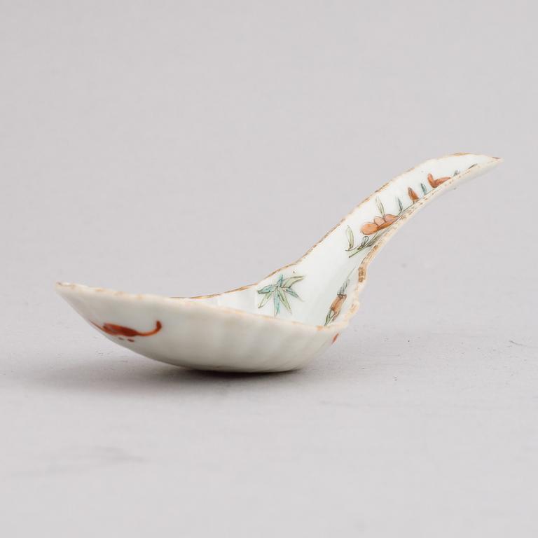 A set of six Chinese porcelain spoons, around the year 1900.