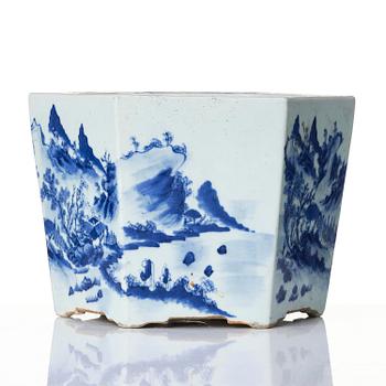 A blue and white flower pot, Qing dynasty, 19th century.