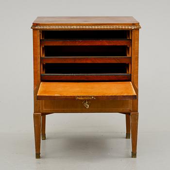 BESTICKSSCHATULL, gustaviansk stil, 1900-talets första hälft.