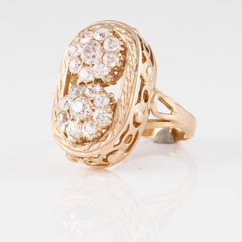 RING, 18K guld med fasettslipade diamanter. Vikt 3,2 gram.