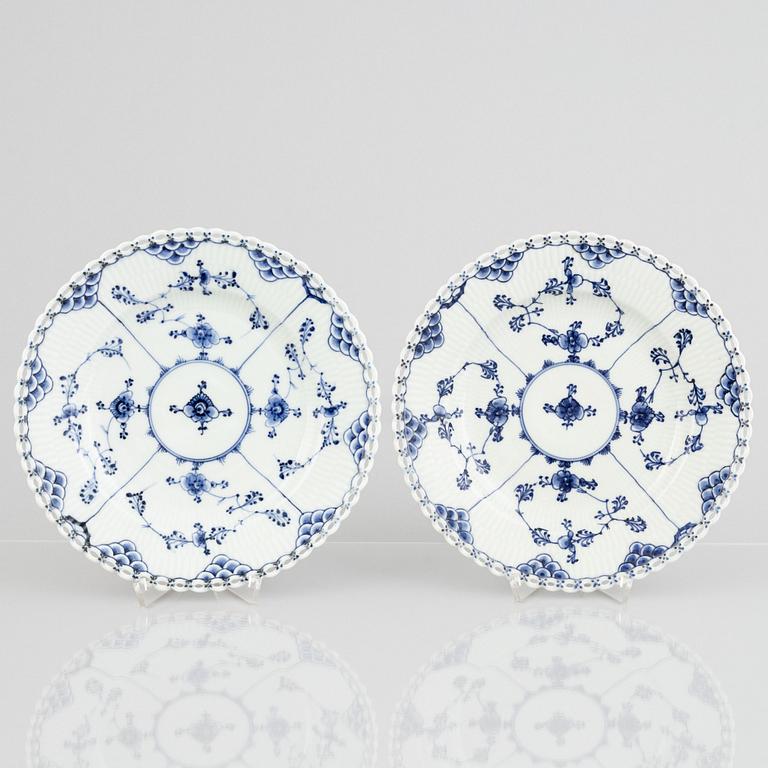 Tallrikar, två stycken, porslin, Royal Copenhagen, "Musselmalet helblond", 1775-1790.